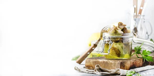 Artisjokken Olijfolie Pot Met Citroen Kruiden Grijze Keuken Tafel Achtergrond — Stockfoto