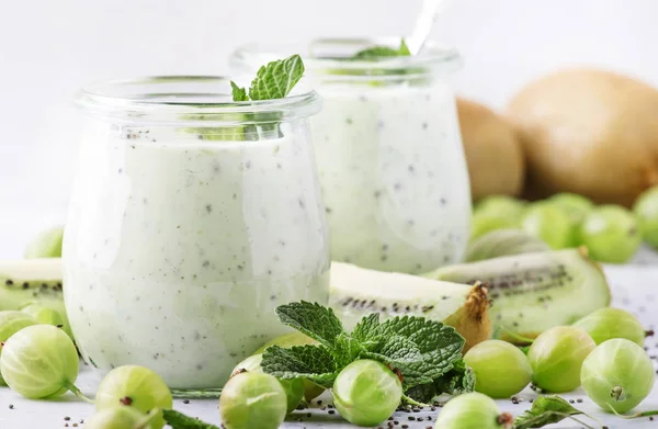 Gooseberry Kiwi Smoothie Eller Milkshake Med Chia Frön Grå Bord — Stockfoto