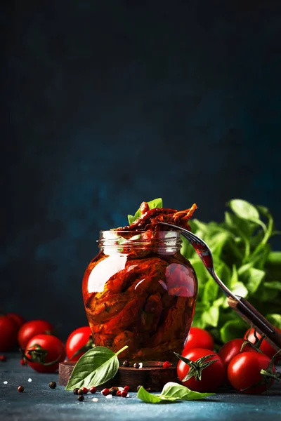 Tomates Secos Azeite Com Manjericão Verde Especiarias Frasco Vidro Mesa — Fotografia de Stock