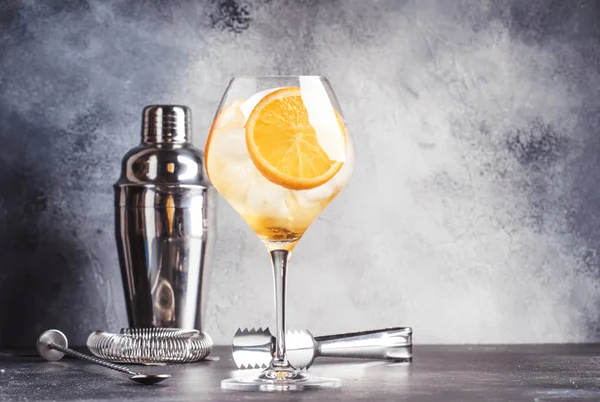 Cóctel Aperol Spritz Copa Vino Grande Bebida Fría Italiana Verano — Foto de Stock