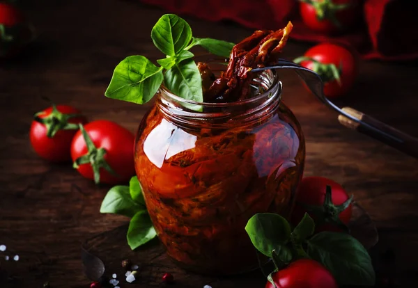 Tomates Secos Azeite Com Manjericão Verde Especiarias Frasco Vidro Sobre — Fotografia de Stock