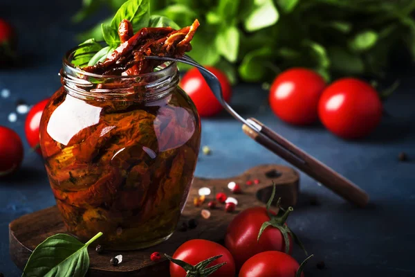 Getrocknete Tomaten Olivenöl Mit Grünem Basilikum Und Gewürzen Glas Auf — Stockfoto
