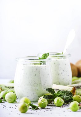 Chia Tohumlar, Gri Tablo, Metin için Yer ile Bektaşi Üzümü Kivi Smoothie veya Milkshake
