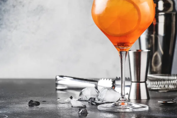 Aperol Spritz Cocktail Großen Weinglas Kaltes Sommergetränk Mit Niedrigem Alkoholgehalt — Stockfoto