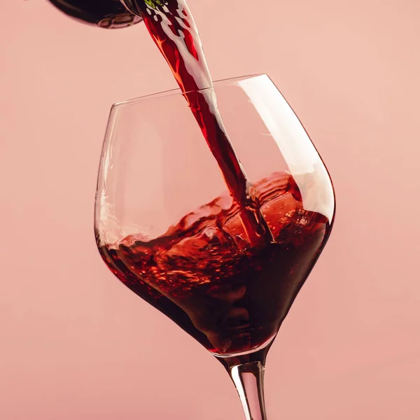Vino Rosso Secco Francese Versato Nel Bicchiere Fondo Rosa Alla — Foto Stock