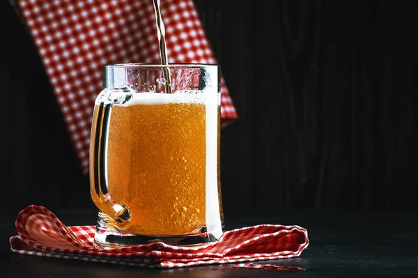Ελαφριά Μπύρα Μια Μικρή Κούπα Ντεμοντέ Στο Παλιό Ξύλινο Τραπέζι — Φωτογραφία Αρχείου