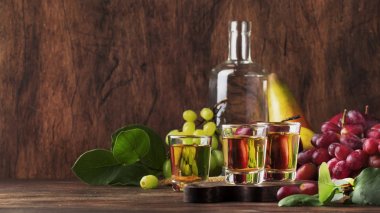 Rakija, rakı veya Rakia-fermente meyve dayalı Balkan güçlü alkollü içecek Brandy tipi, Vintage ahşap masa, rustik tarzda hala yaşam, metin için yer