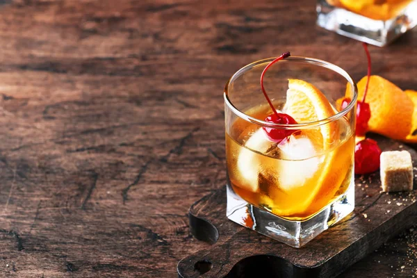 Ouderwetse Klassieke Alcoholische Cocktail Met Bourbon Whisky Bitter Rietsuiker Ijs — Stockfoto