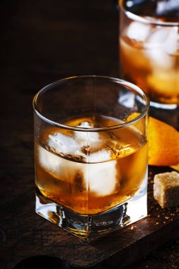 Eski moda-Vintage Bar sayacı üzerinde Retro gözlük Bourbon viski, acı, kamışı şeker ve buz ile klasik alkollü kokteyl, metin için yer
