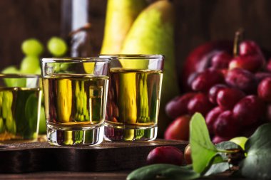 Rakija, rakı veya Rakia-fermente meyve dayalı Balkan güçlü alkollü içecek Brandy tipi, Vintage ahşap masa, rustik tarzda hala yaşam, metin için yer