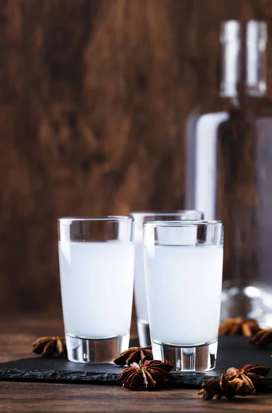 Ouzo Brandy Anís Griego Bebida Alcohólica Fuerte Tradicional Vasos Sobre — Foto de Stock