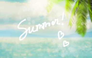 Bulanık yaz doğal deniz tropikal mavi arka plan palmiye yaprakları ve ışık güneş ışınları. Kelime yaz, el yazısı yazıt. Deniz ve gökyüzü beyaz bulutlarla. Kopya alanı, tatil konsepti