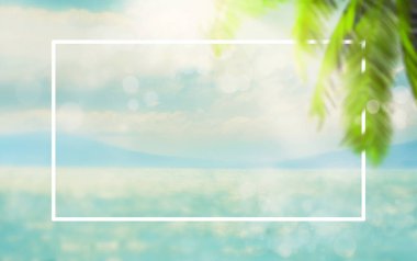 Bulanık yaz doğal deniz tropikal mavi arka plan palmiye yaprakları ve ışık güneş ışınları. Beyaz sınır çerçevesi. Beyaz bulutlarla deniz ve gökyüzü