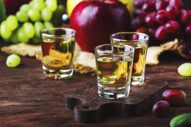 Rakija, rakı veya Rakia-fermente meyve dayalı Balkan güçlü alkollü içecek Brandy tipi, Vintage ahşap masa, rustik tarzda hala yaşam, metin için yer