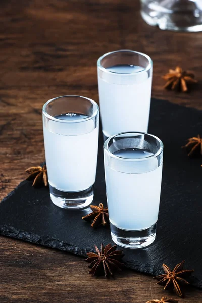 Ouzo Brandy Anís Griego Bebida Alcohólica Fuerte Tradicional Vasos Sobre — Foto de Stock