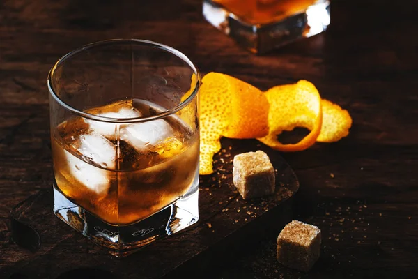 Παλιομοδίτικη Κλασικό Αλκοολικό Κοκτέιλ Μπέρμπον Ουίσκι Πικρό Ζάχαρη Από Ζαχαροκάλαμο — Φωτογραφία Αρχείου