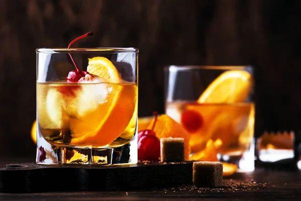 Ouderwetse Klassieke Alcoholische Cocktail Met Bourbon Whisky Bitter Rietsuiker Ijs — Stockfoto