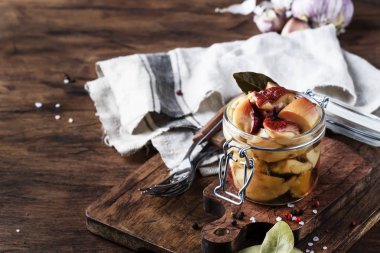Yemek yemek veya konserve kavramı, ahşap mutfak masasında, kopya alanı, rustik tarzı, seçici odak çörek cam baharat ve otlar, yemek hazır ile marine edilmiş orman beyaz mantar