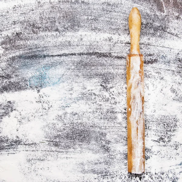 食品やパン 白小麦粉を振りかけたのダークウッドのテーブルは 素朴な木製の麺棒 トップ ビュー — ストック写真