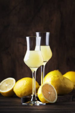 Limoncello, tatlı İtalyan limon likörü, geleneksel güçlü alkollü içecek. Vintage tarzına natürmort, seçici odak