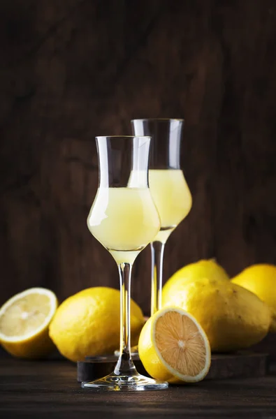 Limoncello Zoete Italiaanse Citroen Likeur Traditionele Sterke Alcoholische Drank Stilleven — Stockfoto