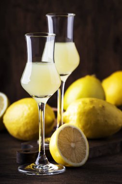 Limoncello, tatlı İtalyan limon likörü, geleneksel güçlü alkollü içecek. Vintage tarzına natürmort, seçici odak