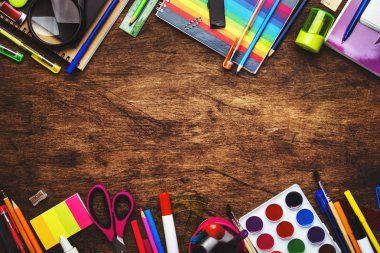 Metin, defter, kalem, kalem, ahşap okul masası, eğitim konsepti, düz yatıyordu, üst görünüm diğer kırtasiye alanı ile okul arka plan geri