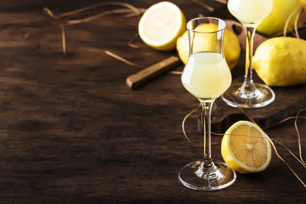 리몬첼로 달콤한 이탈리아 리큐어 전통적인 알코올 빈티지 스타일의 선택적 — 스톡 사진