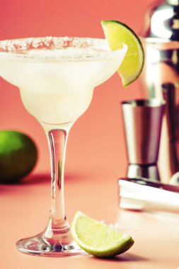 Gümüş tekila, likör, limon suyu, şeker şurubu, tuz ve buz, şenlikli trendy pembe arka plan, kopya alanı ile Kireç margarita alkollü kokteyl
