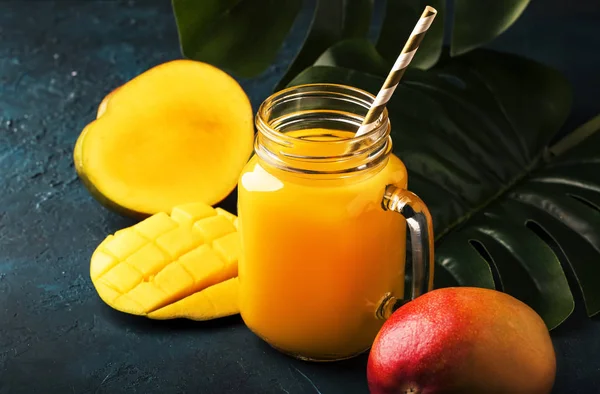 Mango Juice Cocktail Glass Jar Fresh Fruit Blue Tropical Background — Stock Photo, Image