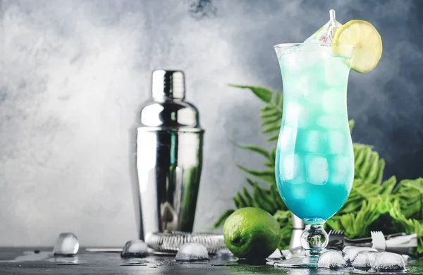 Blå Hawaiian Eller Blå Lagunen Sommar Alkoholhaltiga Cocktail Med Vodka — Stockfoto