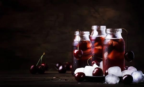 Kirschgetränk Kalter Saft Mit Eis Flaschen Auf Einem Holztisch Sommerlicher — Stockfoto