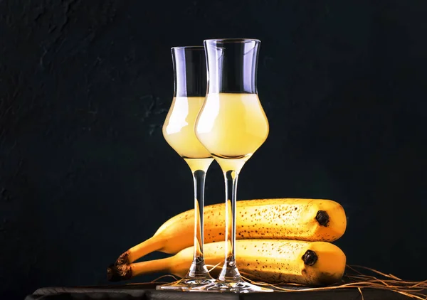 Gelber Bananenlikör Schnapsgläsern Und Frische Reife Bananen Auf Dem Tisch — Stockfoto