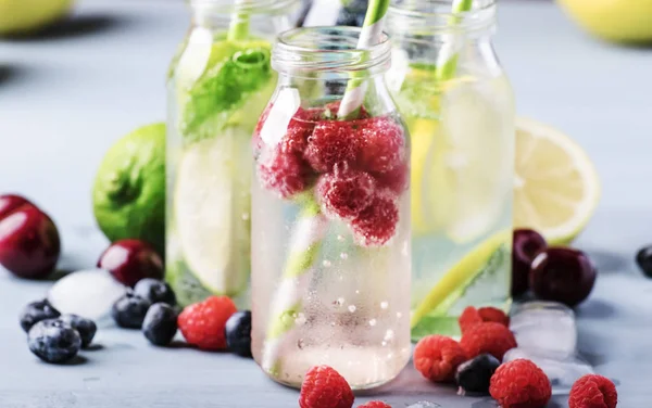Bebidas Verão Bagas Frutas Citrinos Bebidas Geladas Refrescantes Não Alcoólicas — Fotografia de Stock