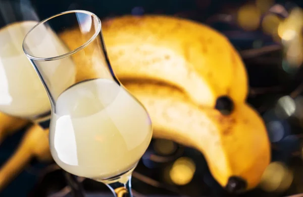 Liqueur Banane Jaune Dans Des Verres Bananes Fraîches Mûres Sur — Photo