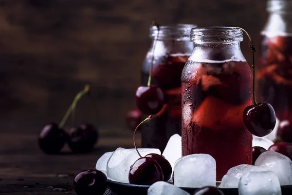 Bebida Cereza Jugo Frío Con Hielo Botellas Mesa Madera Vintage —  Fotos de Stock