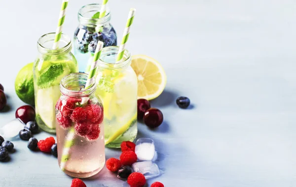 Sommergetränke Set Beeren Früchte Und Zitrusfrüchte Alkoholfreie Erfrischungsgetränke Und Cocktails — Stockfoto