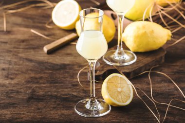 Limoncello, ekşi tatlı İtalyan limon likörü, geleneksel güçlü alkollü içecek. Kopyalama alanı, seçici odak