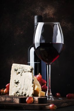 Port şarap ve mavi peynir, rustik tarzında natürmort, vintage ahşap masa arka plan, seçici odak