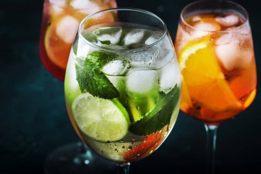 Yaz İtalyan alkollü kokteyller, aperol spritz, martini royale, acı ve prosecco ile campari tonik set sisli şarap bardakları. Yakın çekim, seçici odak. Tüm isimler kokteyllere atıfta bulunur, ticari markalara değil