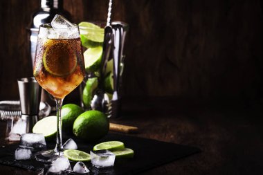 Votka ile Alkollü kokteyl Long Island, cin, tekila gümüş, beyaz rom, likör, şeker şurubu, limon suyu, kola ve buz küpleri, vintage bar ahşap sayaç arka plan, seçici odak