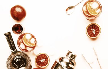 Kuru cin, kırmızı vermut ve kırmızı acı, kanlı portakal dilimi ve buz küpleri ile Negroni alkollü kokteyl. Beyaz arka plan, çelik çubuk araçları, üst görünüm, kopyalama alanı