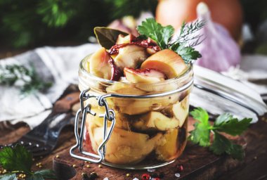 Tuzlu veya Marine orman beyaz mantar çörek baharat ve otlar, yemek yemek veya konserve kavramı, ahşap mutfak masasında, kopya alanı, rustik tarzı natürmort, seçici odak kavanoza