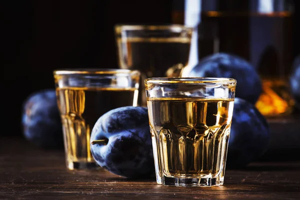 Slivovica Acquavite Prugne Vodka Prugne Liquore Duro Bevanda Forte Bicchieri — Foto Stock