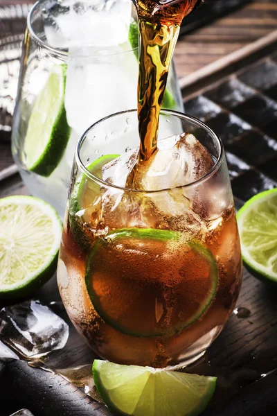 Cuba Libre Preparazione Cocktail Alcolico Con Rum Dorato Succo Limone — Foto Stock