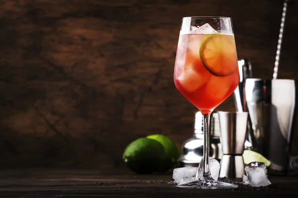 Cóctel Alcohólico Tónico Campari Con Rojo Amargo Tónico Lima Hielo — Foto de Stock