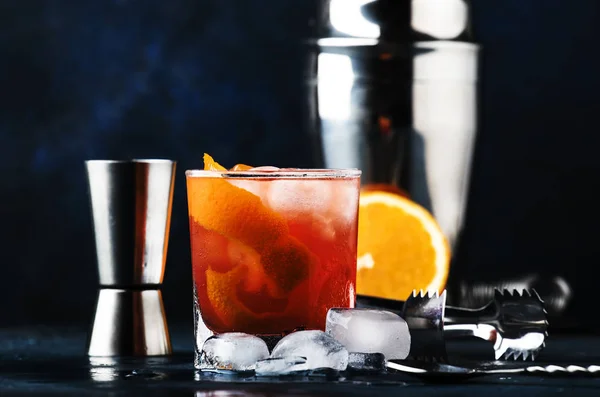 Alkoholický Koktejl Červeným Hořkým Pomerančovým Džusem Zestem Ledem Tmavě Modré — Stock fotografie