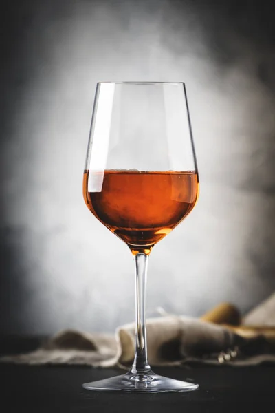 Orange Wine Big Wine Glass Fashionable Modern Drink Gray Counter — Stock Photo, Image