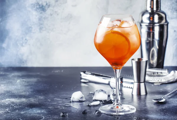 Aperol Spritz Cocktail Großen Weinglas Mit Orange Und Eis Sommerliches — Stockfoto