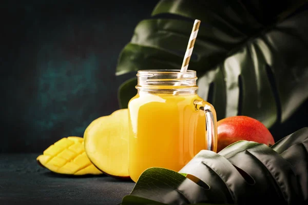 Mango Smoothie Cocktail Glazen Pot Met Vers Fruit Blauwe Tropische — Stockfoto